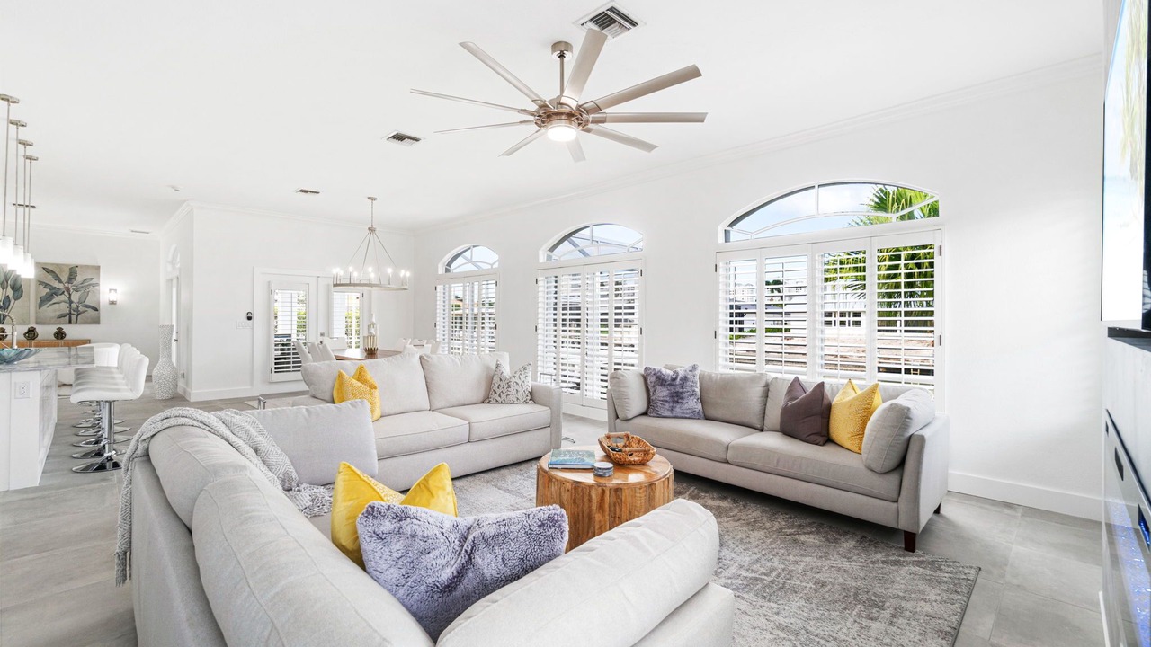 Photo of Livingroom in Vanderbilt Beach