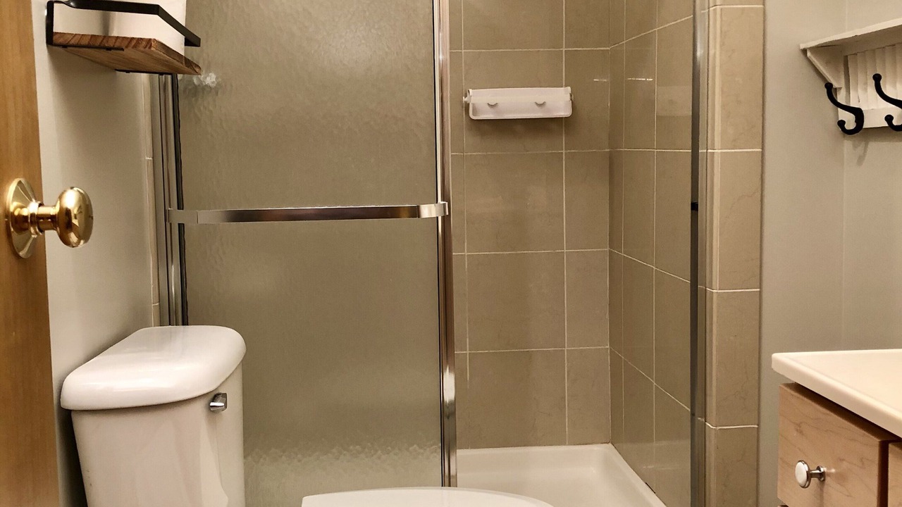 Photo of Bathroom in Flat Hollow Marina