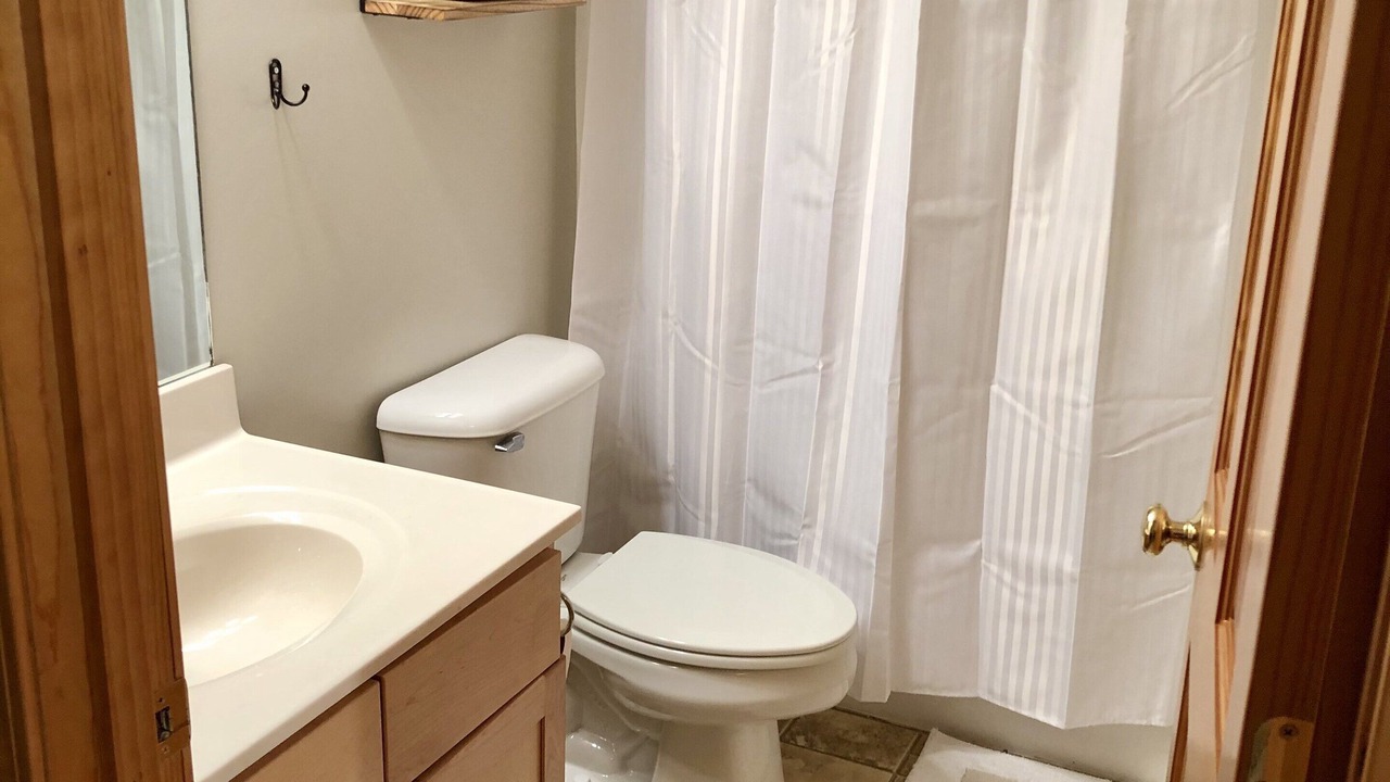 Photo of Bathroom in Flat Hollow Marina