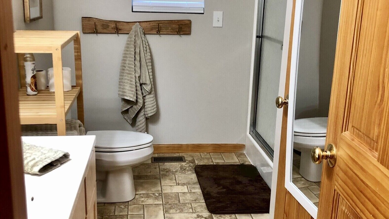 Photo of Bathroom in Flat Hollow Marina