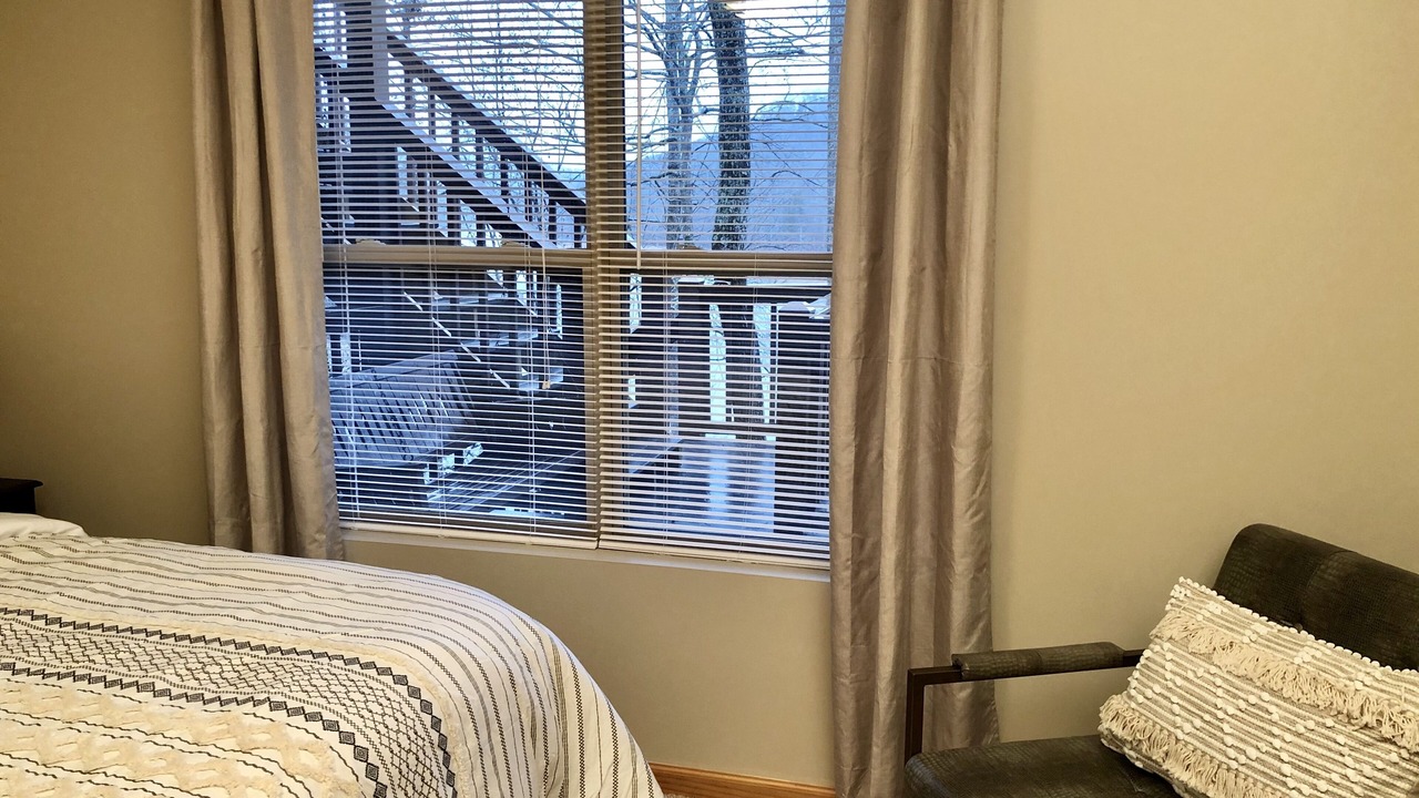 Photo of Bedroom in Flat Hollow Marina