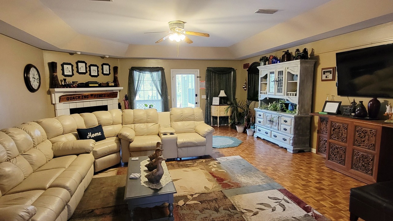 Photo of Livingroom in Level Plains