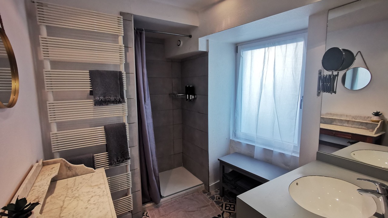 Photo of Bathroom in Chinon