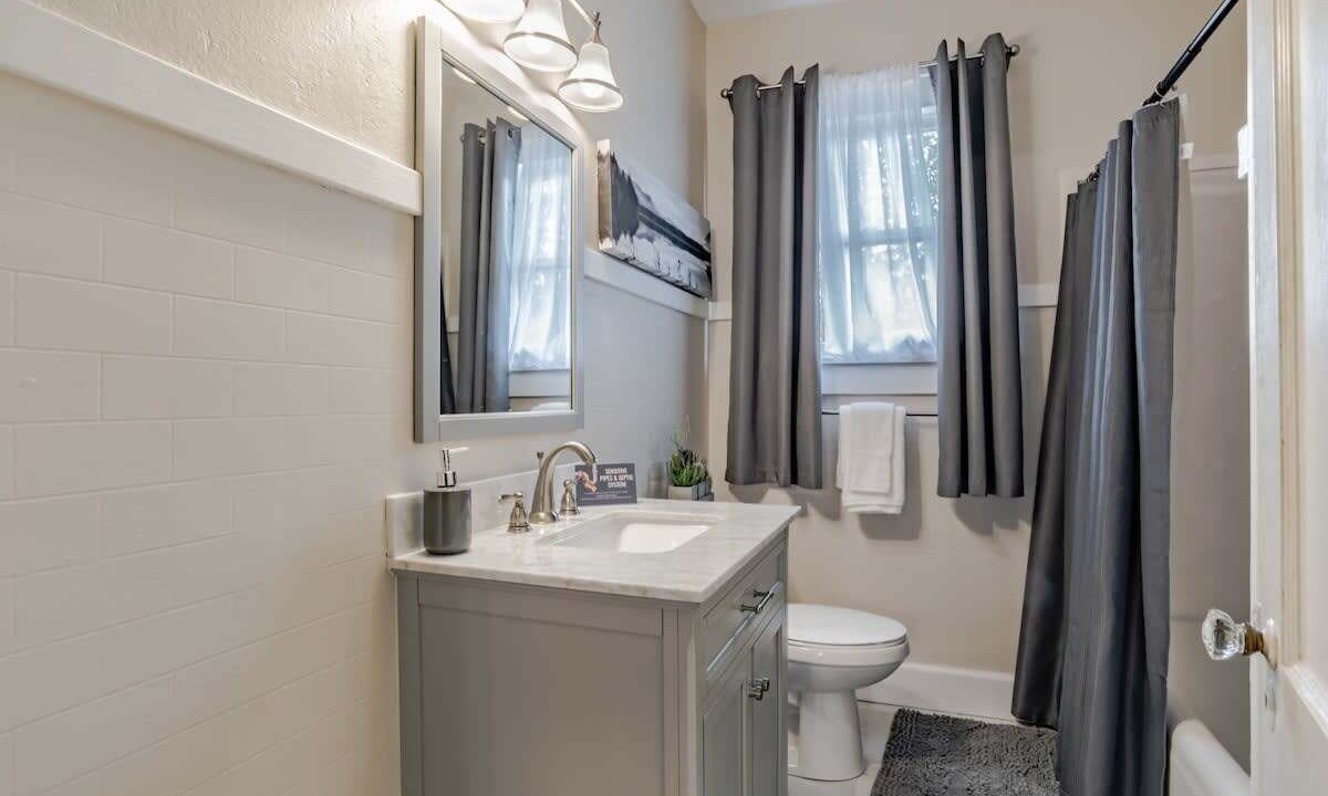 Photo of Bathroom in Hannon Park