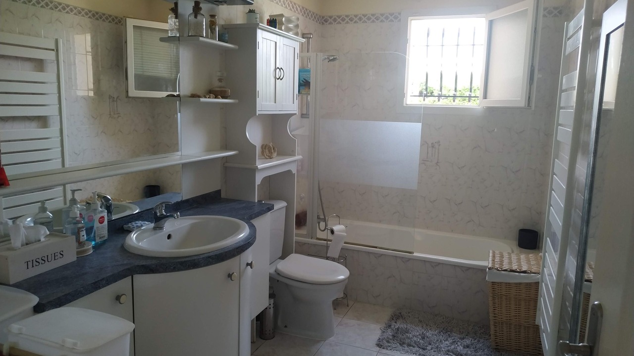 Photo of Bathroom in Redessan