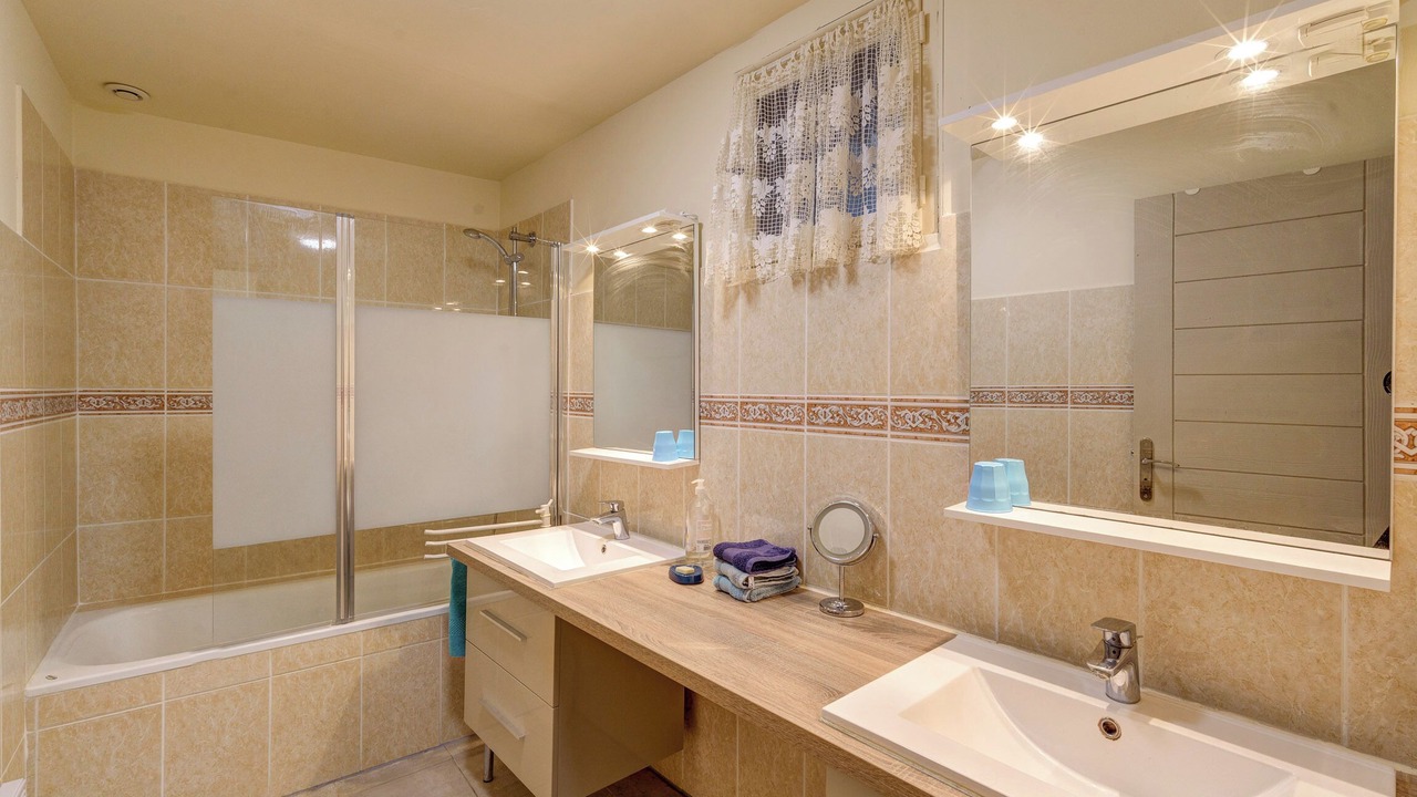 Photo of Bathroom in Tresques