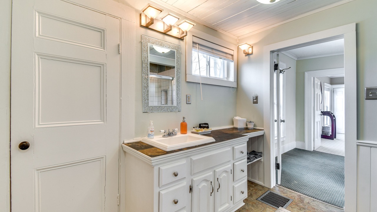 Photo of Bathroom in Cayuga