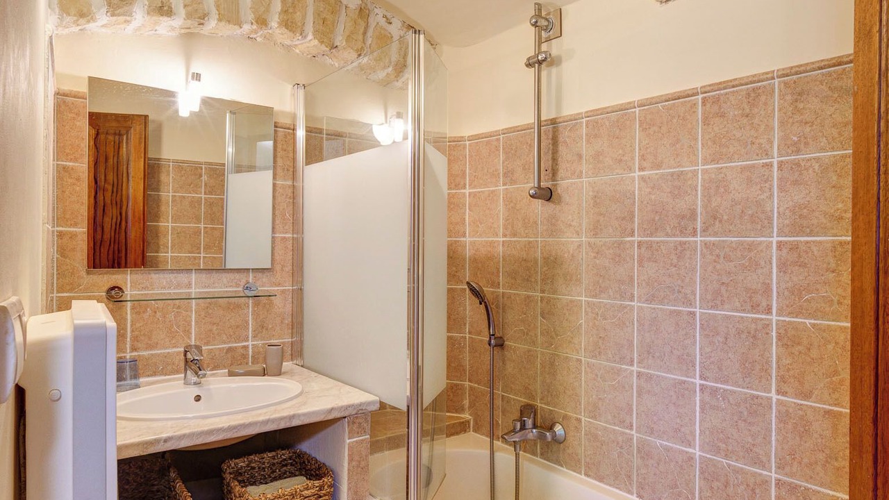 Photo of Bathroom in Tresques