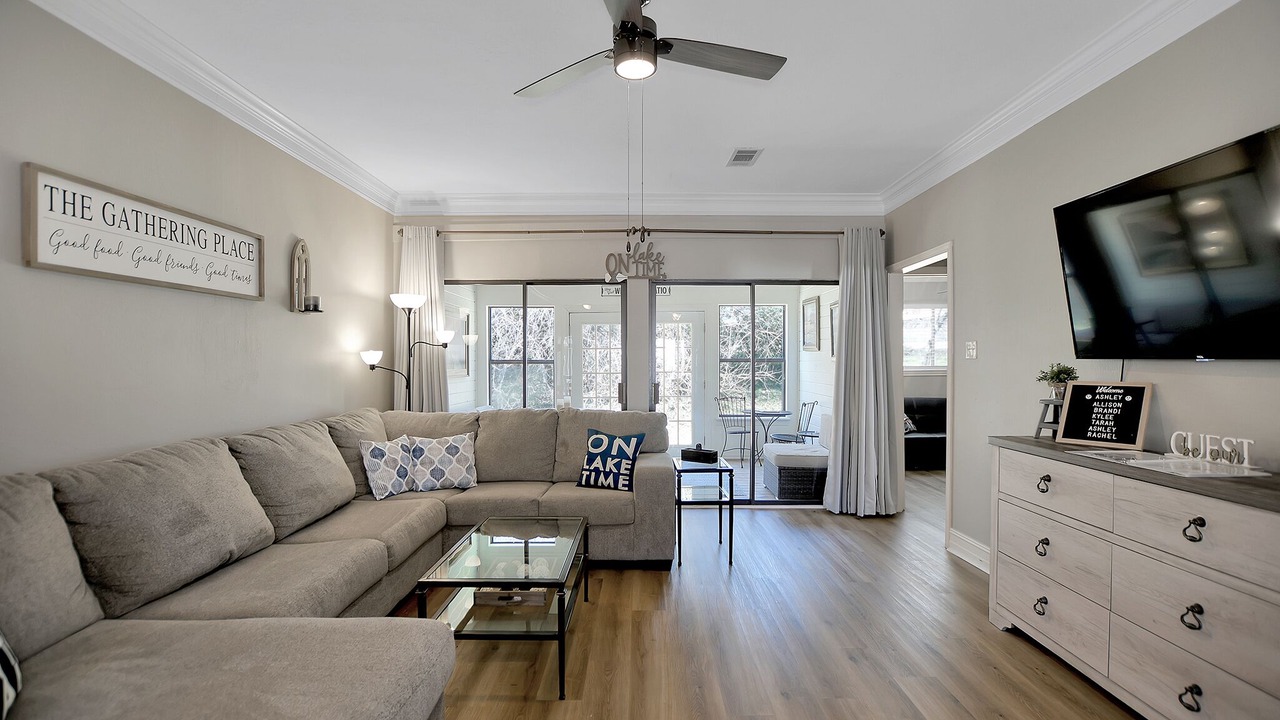 Photo of Livingroom in April Sound