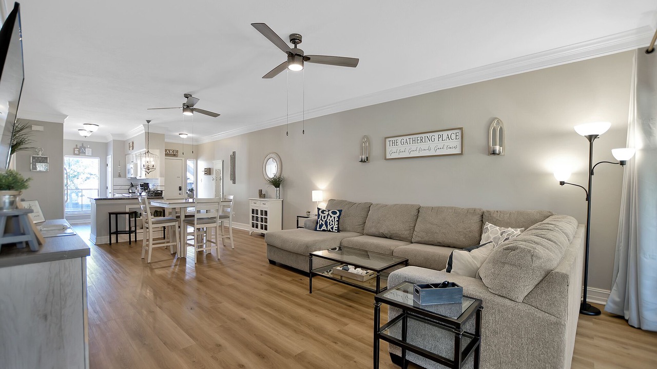 Photo of Livingroom in April Sound