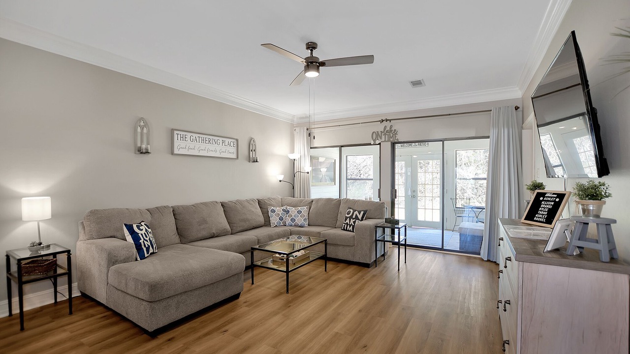 Photo of Livingroom in April Sound