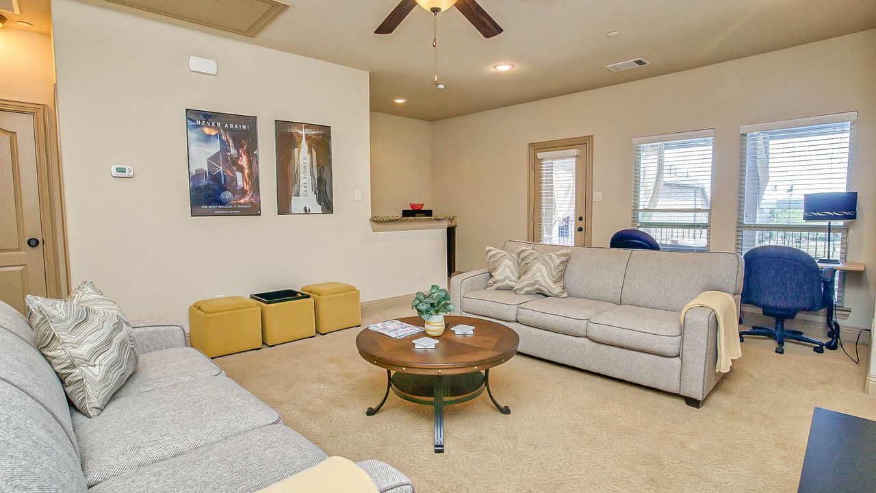 Photo of Livingroom in Legacy Town Center North