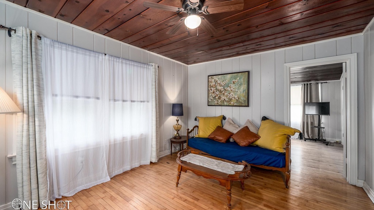 Photo of Livingroom in Sayles Blvd. Area