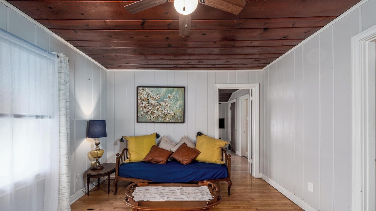 Photo of Livingroom in Sayles Blvd. Area