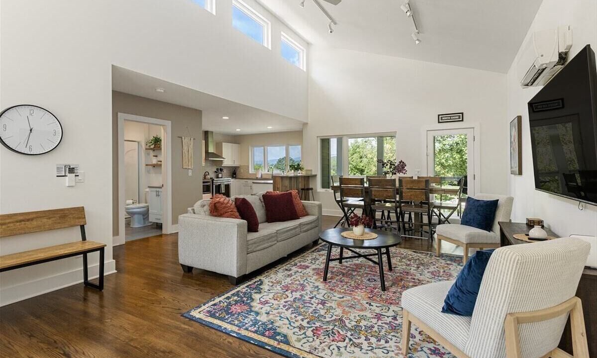 Photo of Livingroom in Northside