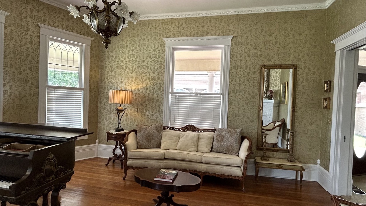Photo of Livingroom in Sulphur Springs