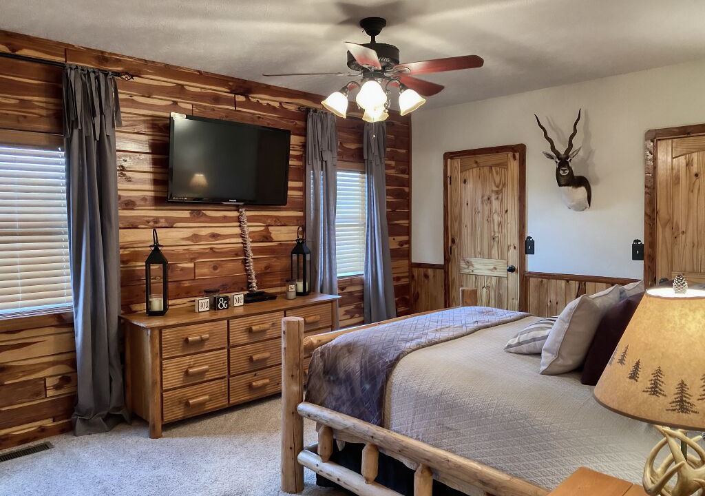 Photo of Bedroom in Lone Rock