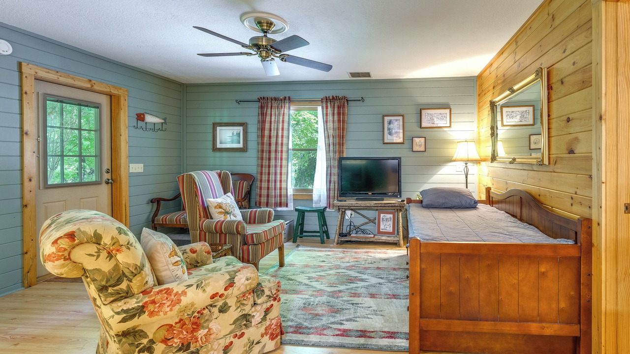 Photo of Bedroom in Hayesville