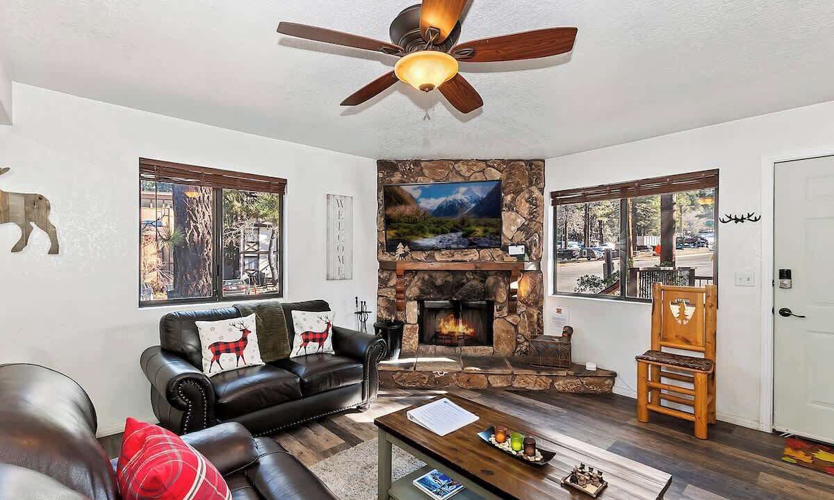 Photo of Livingroom in Summit Estates