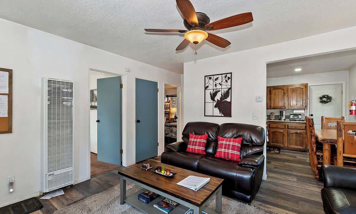 Photo of Livingroom in Summit Estates
