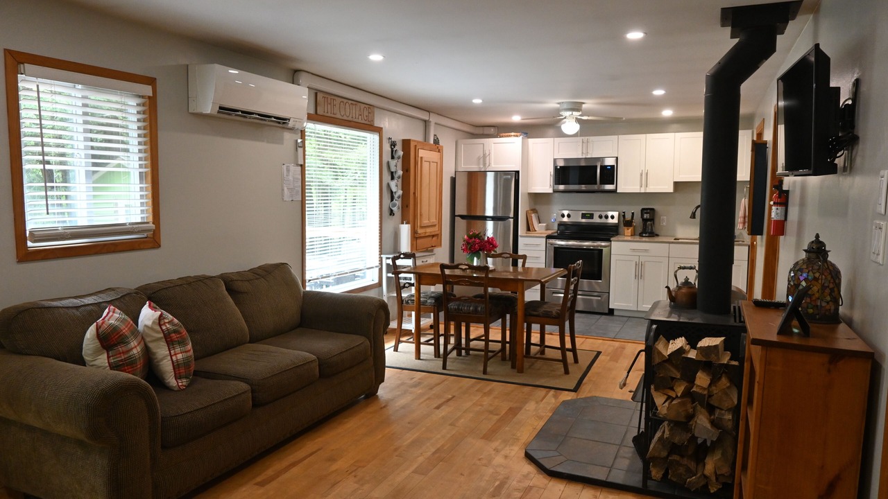 Photo of Livingroom in Lake of Bays