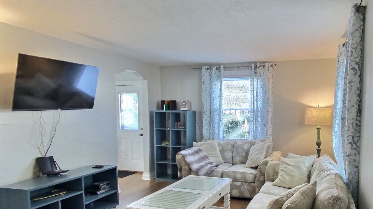 Photo of Livingroom in North Camellia Acres
