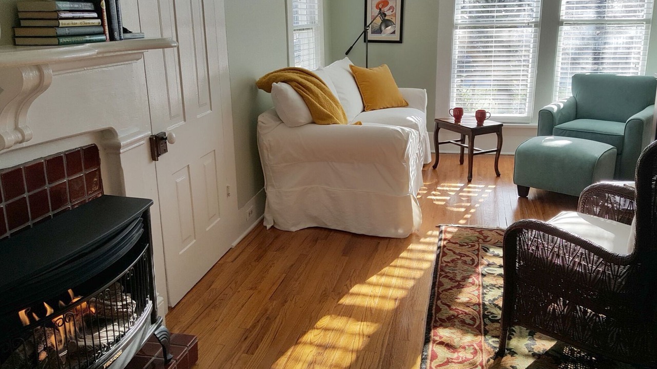 Photo of Livingroom in East of Broadway
