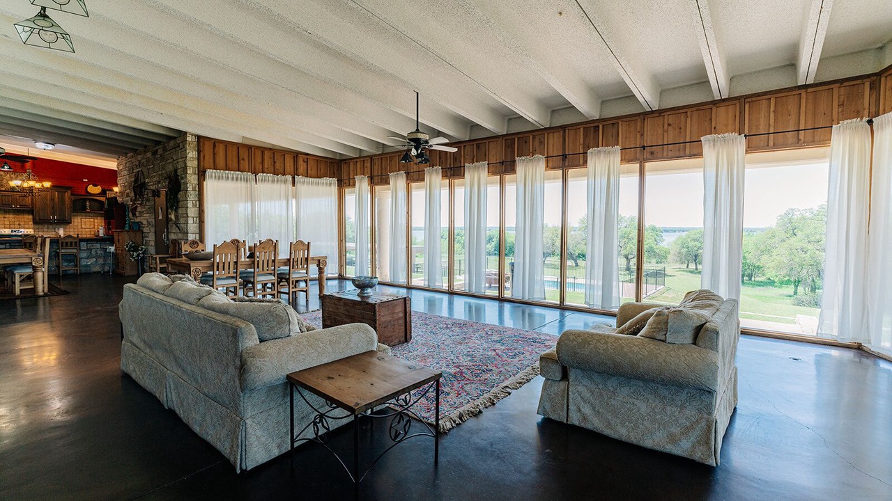 Photo of Livingroom in Whitney