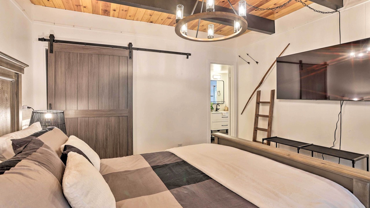 Photo of Bedroom in Running Springs