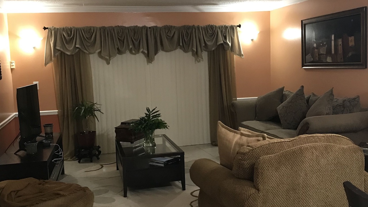 Photo of Livingroom in Lauderhill