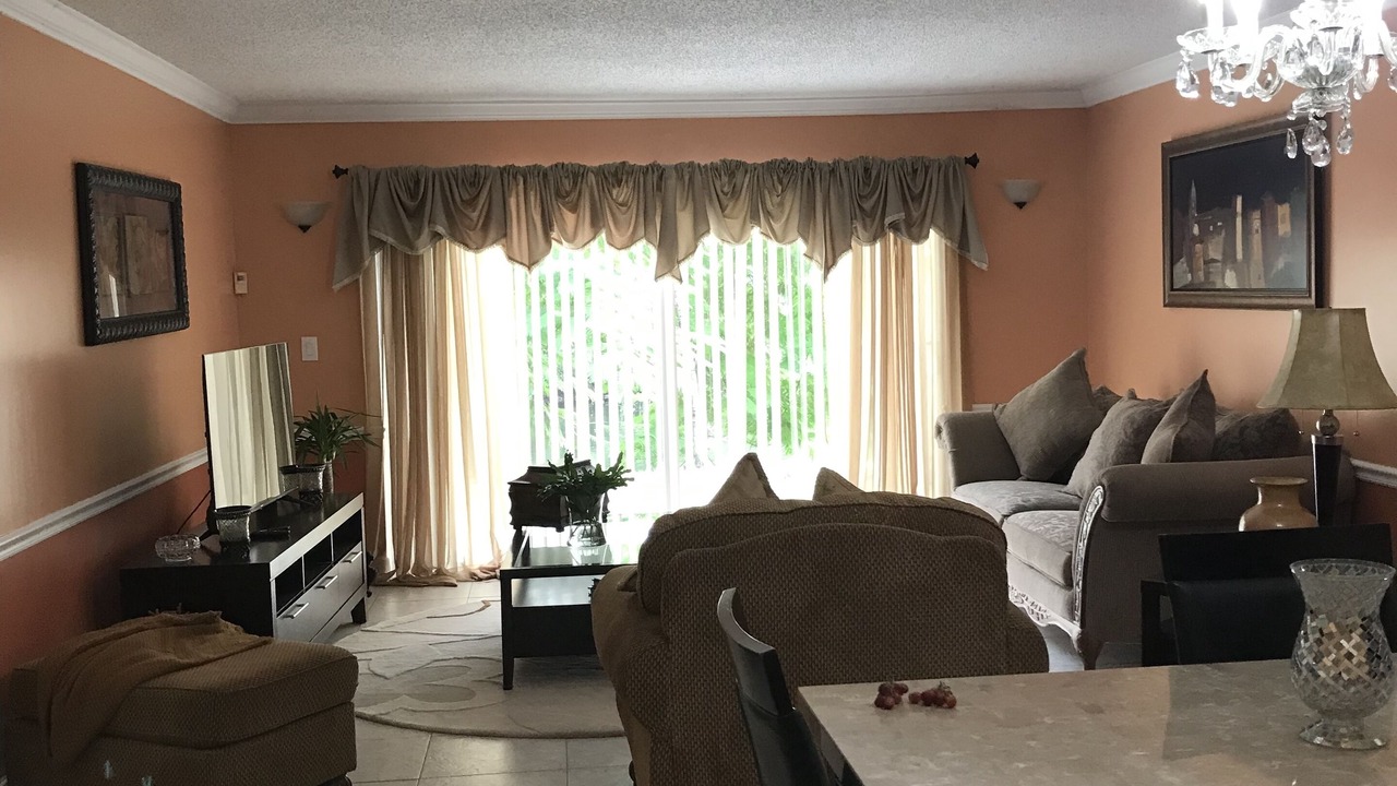 Photo of Livingroom in Lauderhill