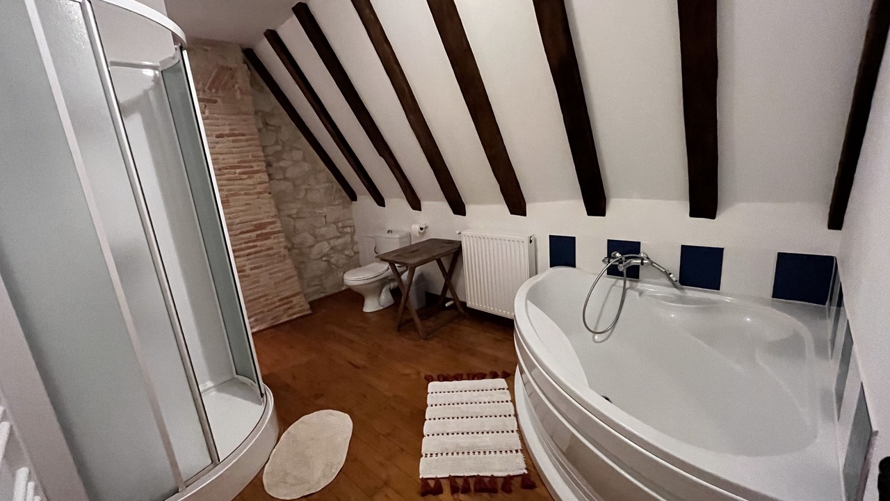 Photo of Bathroom in Lalandusse