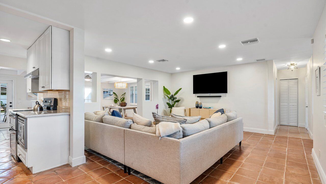 Photo of Livingroom in Lake Ida Shores