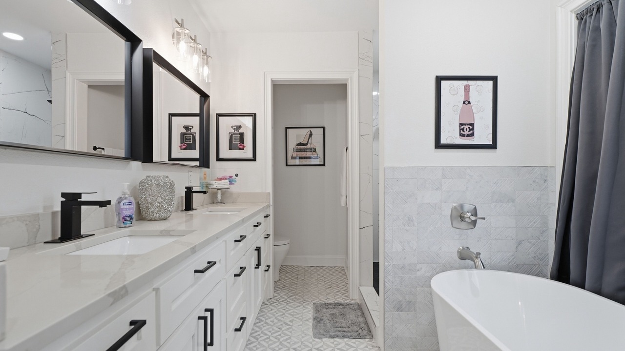 Photo of Bathroom in Cherry Street