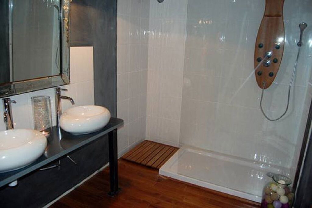 Photo of Bathroom in Saint-Germain-des-Champs