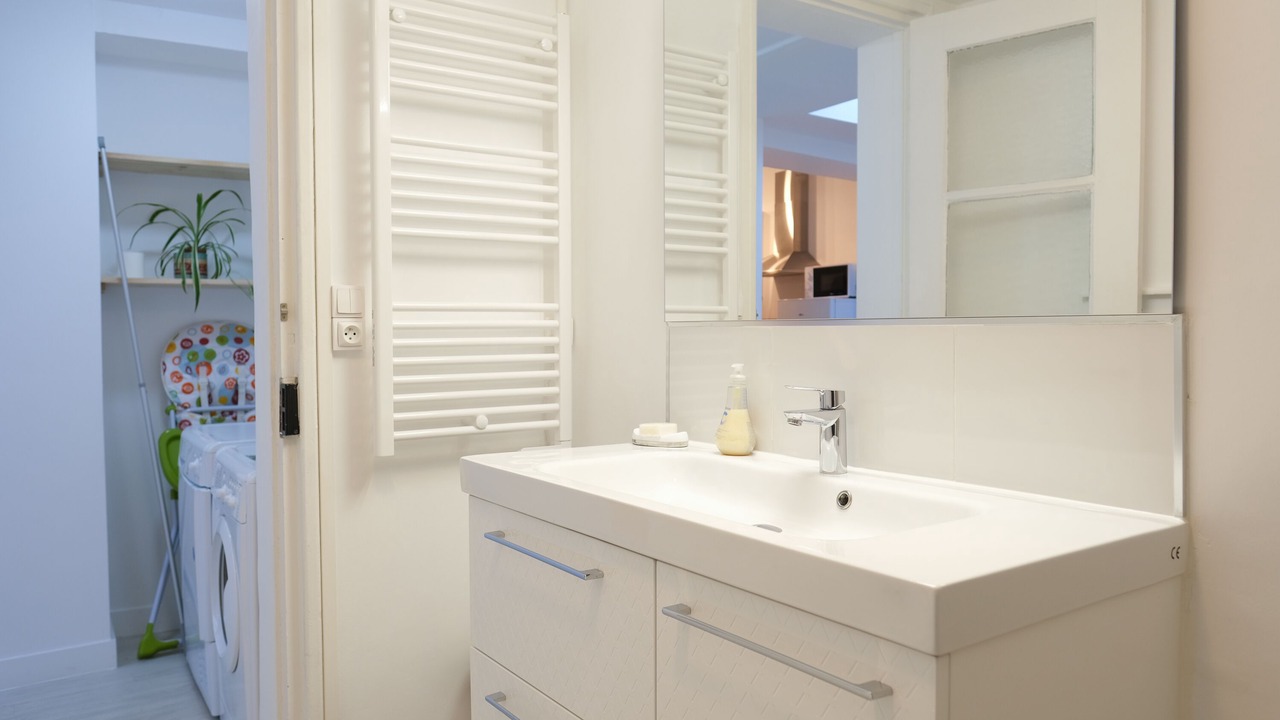 Photo of Bathroom in Lens