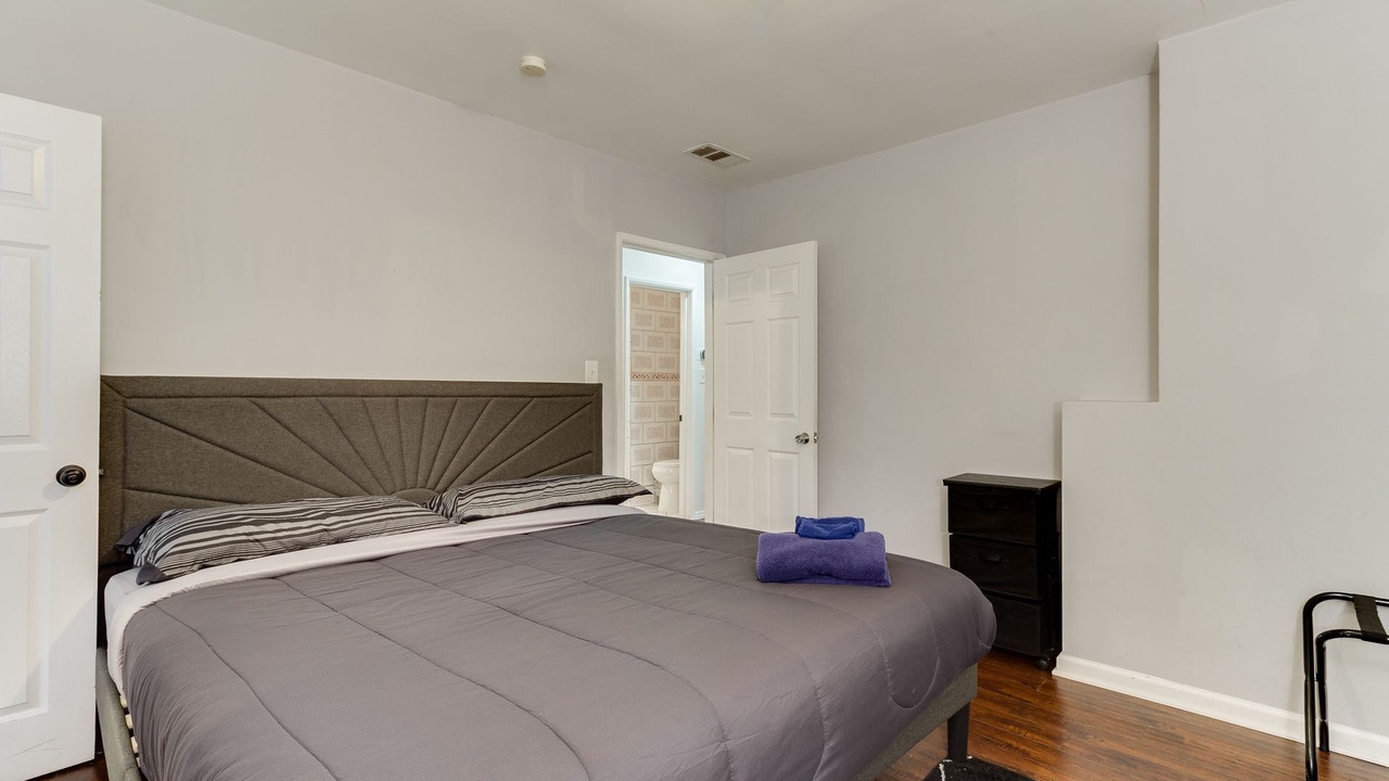 Photo of Bedroom in Reseda
