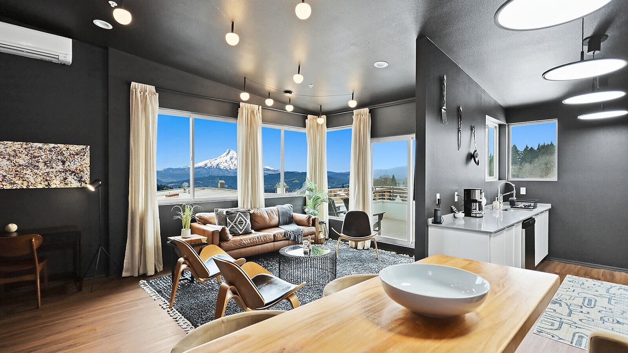 Photo of Livingroom in White Salmon