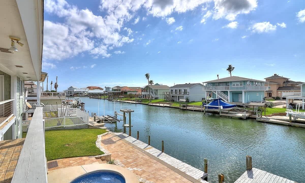 Photo of Outdoor in City-by-the Sea