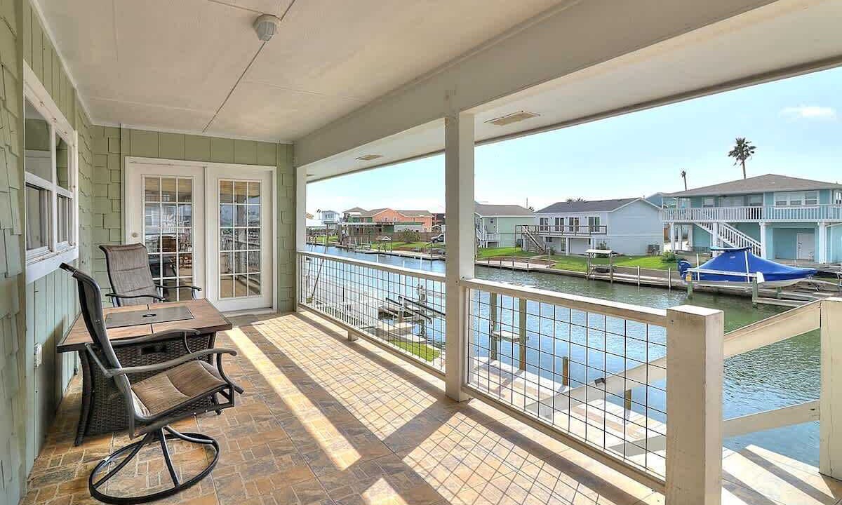 Photo of Patio Balcony in City-by-the Sea