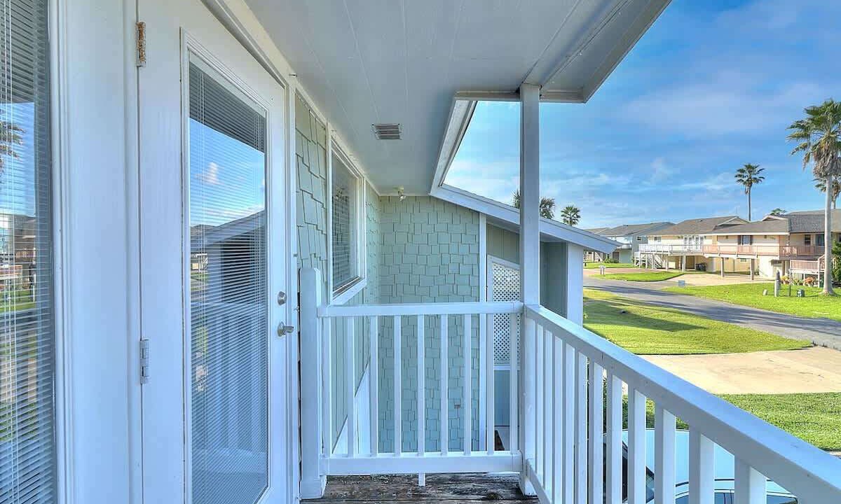 Photo of Patio Balcony in City-by-the Sea