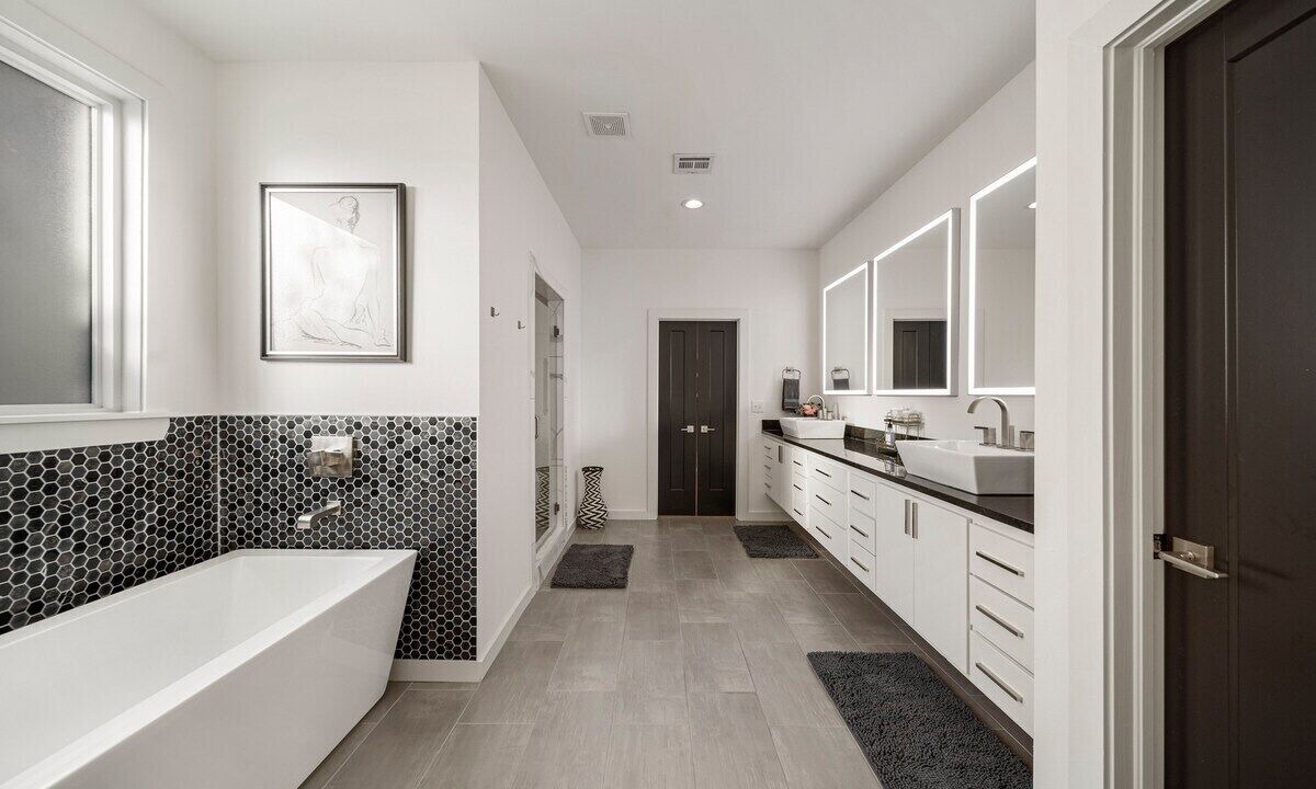 Photo of Bathroom in Deco District