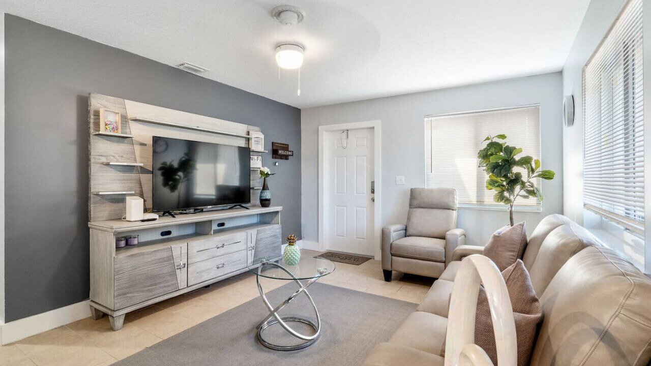 Photo of Bedroom in Oakland Park