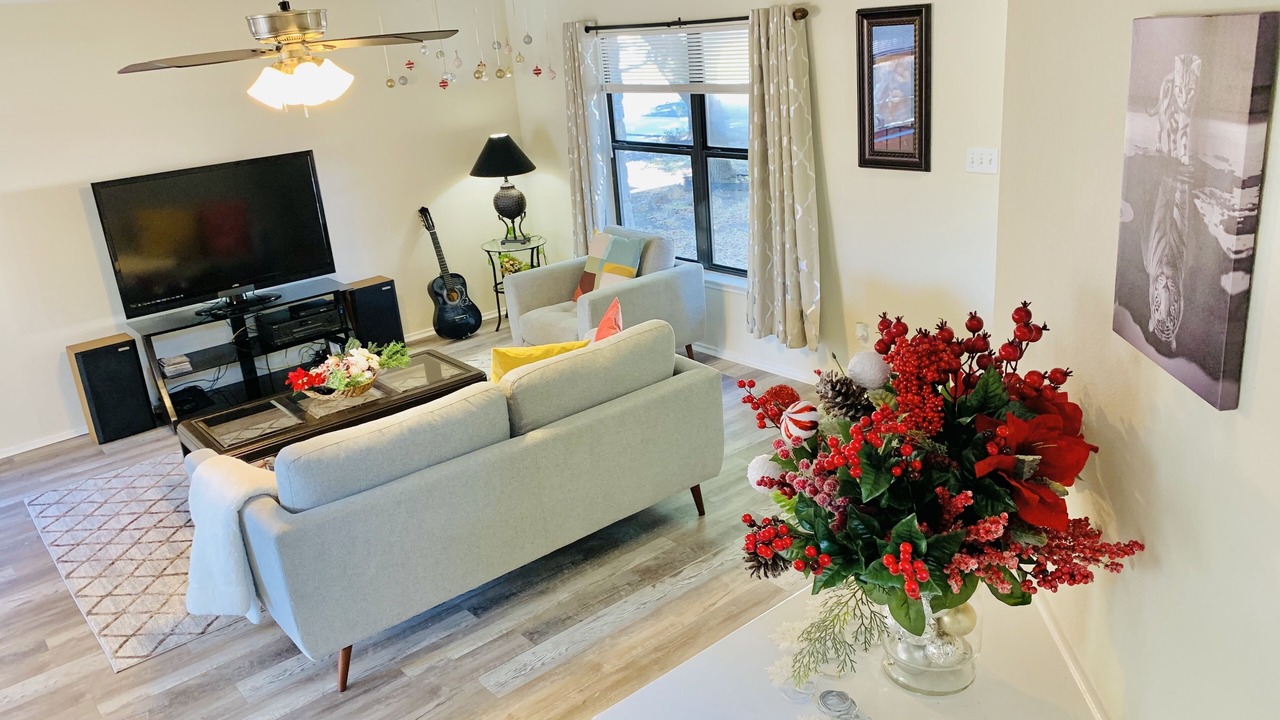 Photo of Livingroom in Chandler Creek