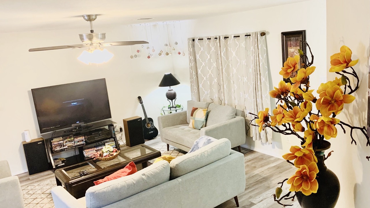 Photo of Livingroom in Chandler Creek