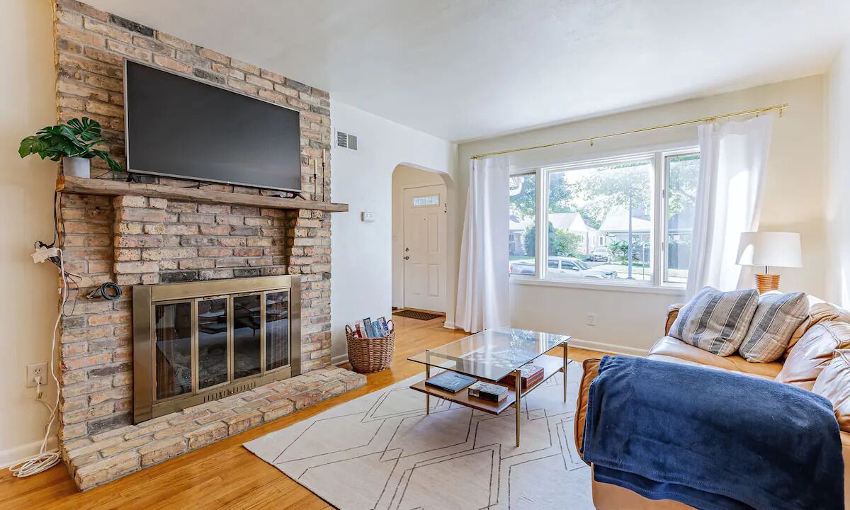Photo of Livingroom in Champaign