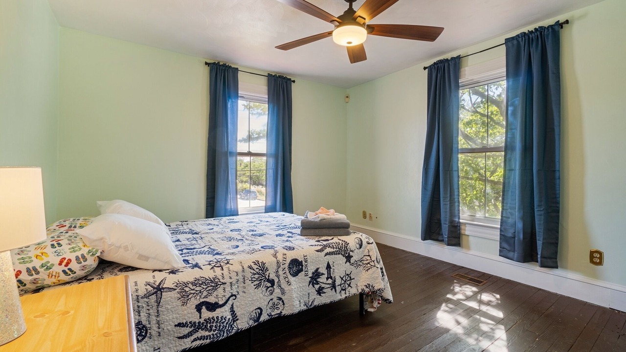 Photo of Bedroom in Willoughby Spit