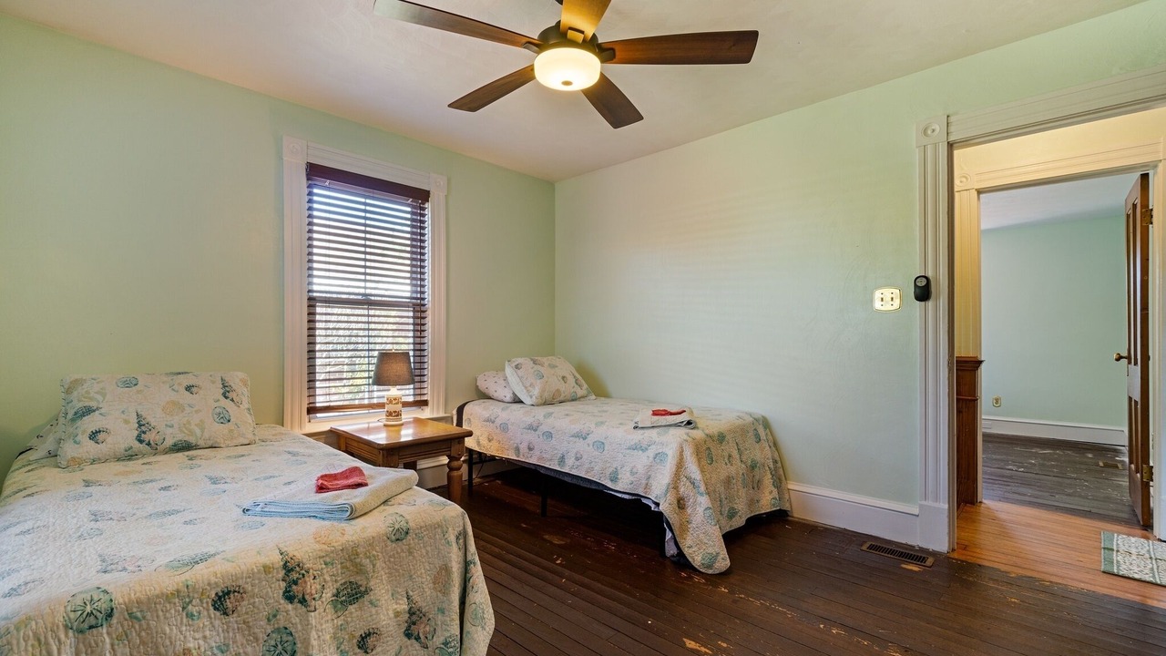 Photo of Bedroom in Willoughby Spit