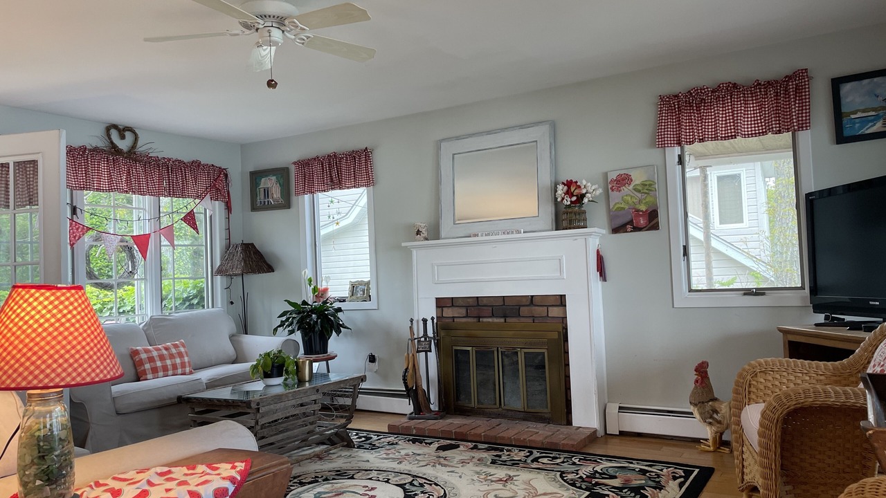 Photo of Livingroom in Poquott