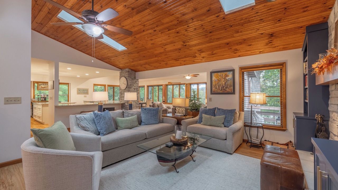 Photo of Livingroom in Innsbrook